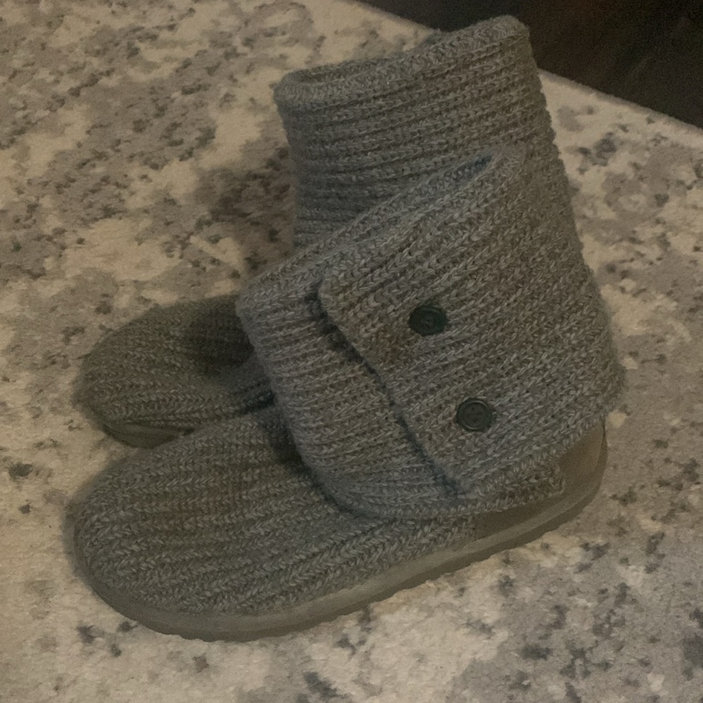 Uggs kids 6 (women’s size 8) 🔥🔥🔥 - Picture 2 of 4